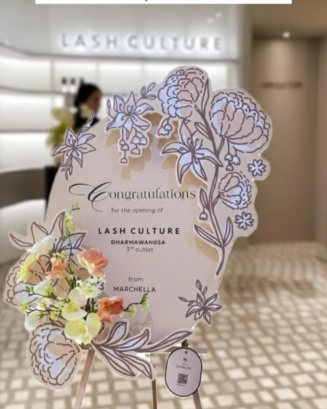 Contoh papan krem Congratulations untuk pembukaan gerai LASH CULTURE, dengan nama gerai dan pengirim serta ornamen bunga