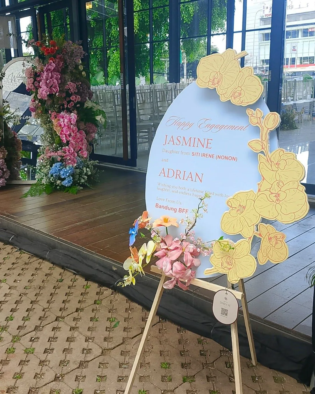 Papan bunga Dear Darlene di area resepsi pernikahan